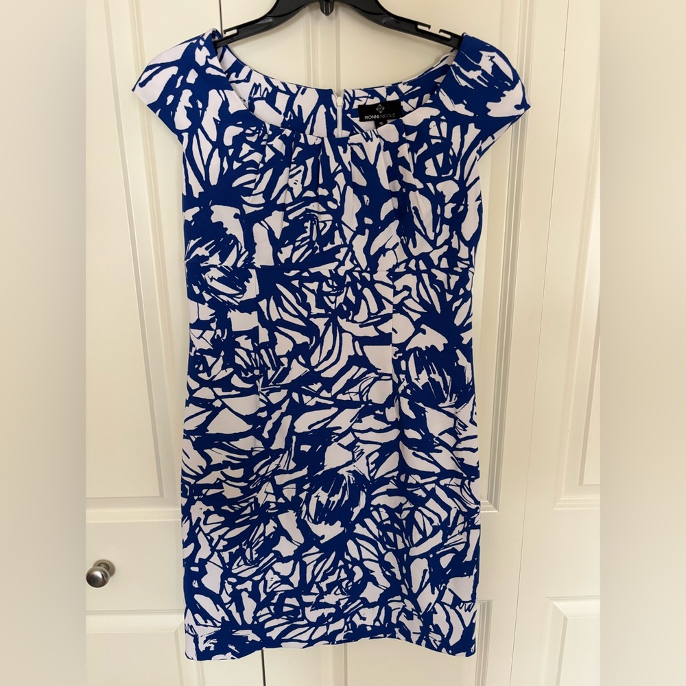 Women’s Ronni Nicole blue white cap sleeve shift dress size 10. Zip back